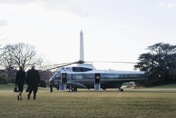 La triste despedida de Trump y Melania de la Casa Blanca en imágenes