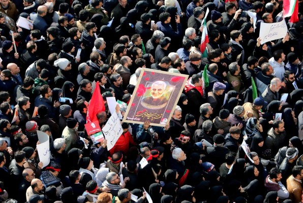 Con banderas de 'venganza severa' marea humana rinde homenaje a Qasem Soleimani   