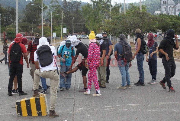 FOTOS: Varios heridos y taxis destruidos en enfrentamiento afuera de la UNAH