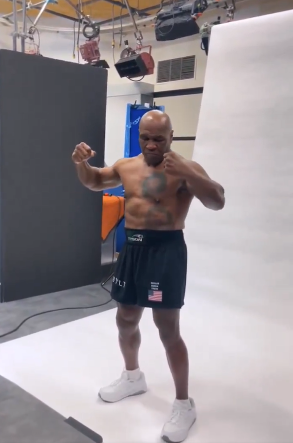 Mike Tyson presume su físico en la ceremonia de pesaje antes de su pelea con Jake Paul