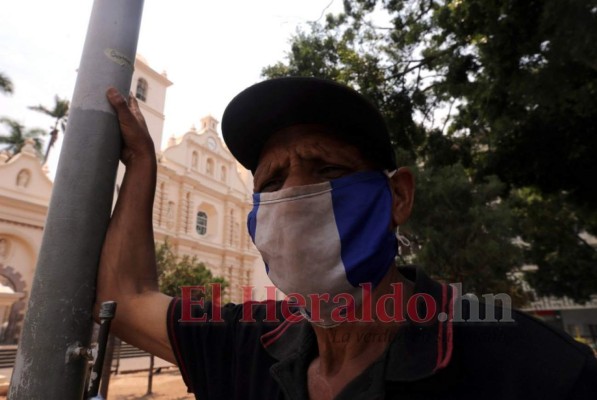 FOTOS: En la capital se resisten al encierro y salen en toque de queda