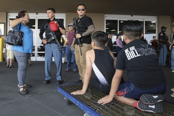 FOTOS: Desconsuelo, lágrimas y dolor entre los familiares de las víctimas de la masacre en un centro comercial de El Paso, Texas