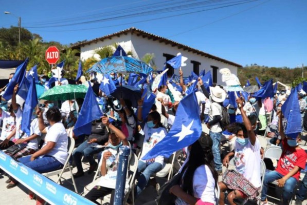 Sin distanciamiento, con caravanas y aglomeraciones, políticos se concentran sin temor al covid  