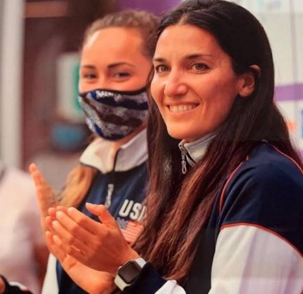 Medallista y arriesgada: Andrea Fuentes, entrenadora española que salvó a nadadora que se desmayó en una piscina