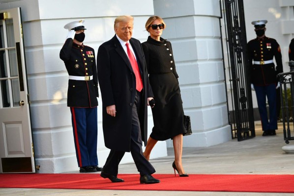 Elegante, sonriente y segura, así lució Melania Trump al abandonar la Casa Blanca (FOTOS)