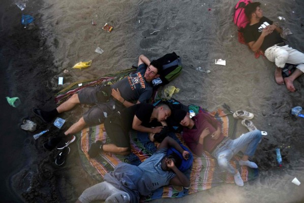 FOTOS: Caravana migrante espera; México refuerza vigilancia en la frontera sur