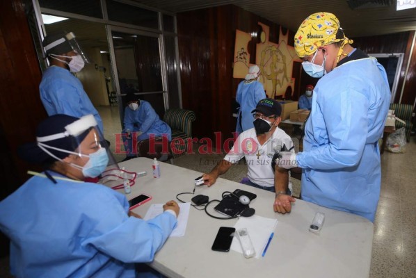 Triajes en la capital vuelven a lucir abarrotados de pacientes de covid-19 (FOTOS)