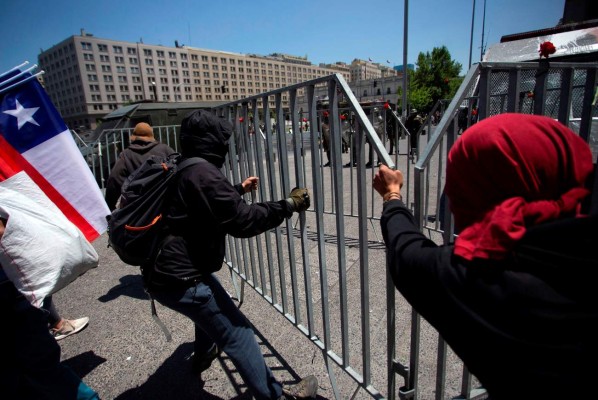 FOTOS: Chile cumple 40 días de convulsión sin lograr sacar a su gobernante