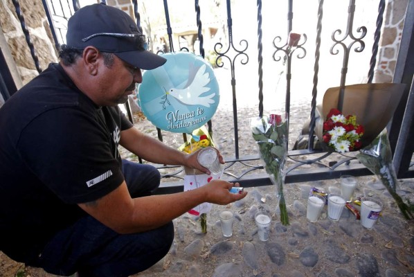 'Le está cantando a la Virgencita', mexicanos lloran la muerte de Vicente Fernández