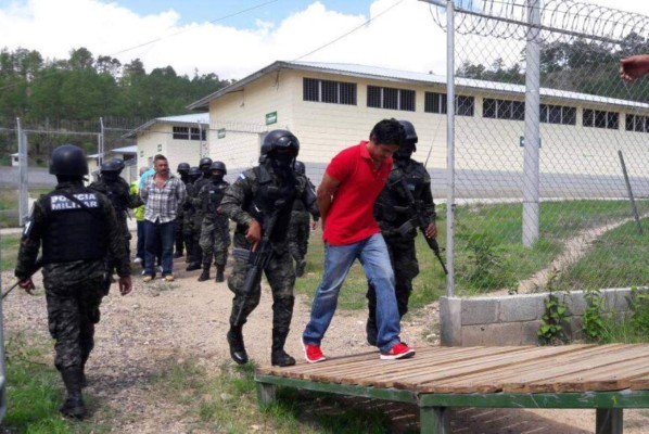 Desconcertados y bajo fuerte custodia: Así fue el traslado de reos de El Porvenir a El Pozo II (Fotos)