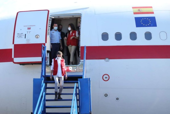 La bienvenida a la reina Letizia antes de visitar zonas devastadas (FOTOS)