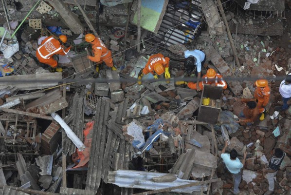 Impactantes fotos del derrumbe de edificio en India que deja al menos 15 muertos  