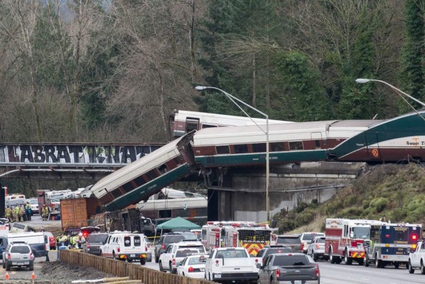 FOTOS: Así se descarriló un tren sobre una autopista al sur de Seattle