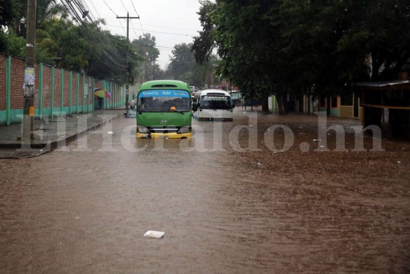 Dramático rescate de pasajeros de bus en la Kennedy tras inundación por lluvias