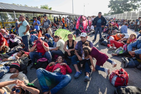 'Le pedimos a AMLO que nos abra las puertas', migrantes en puente fronterizo