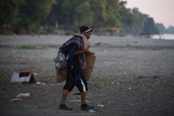 FOTOS: Caravana migrante espera; México refuerza vigilancia en la frontera sur