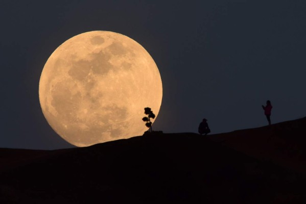 Así se vio la superluna 'azul de sangre' al otro lado del mundo, un espectáculo en el cielo