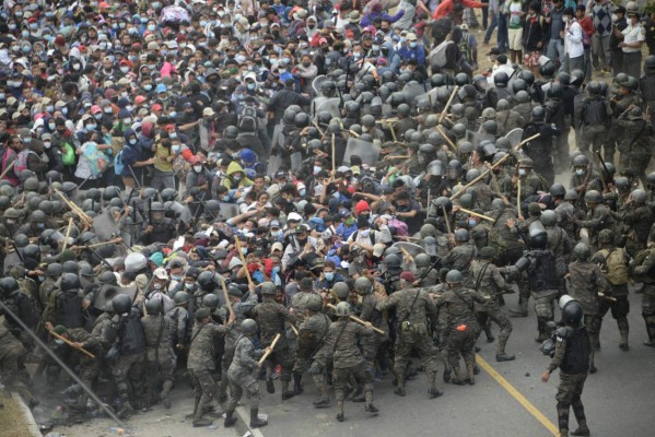 Empujones, golpes y gas lacrimógeno: Así fue la represión a la caravana migrante en Guatemala