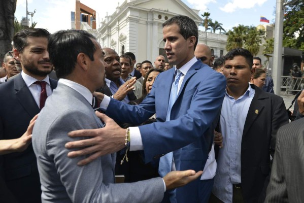 Venezuela: Guaidó se rehúsa a expulsión del Parlamento y así fue como hasta saltó las vallas del edificio