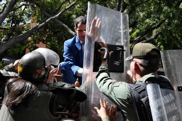 Venezuela: Guaidó se rehúsa a expulsión del Parlamento y así fue como hasta saltó las vallas del edificio