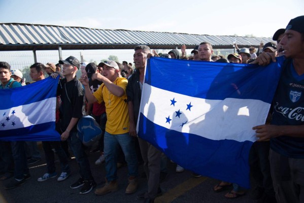 FOTOS: México bloquea ingreso de la caravana; migrantes buscan puntos ciegos