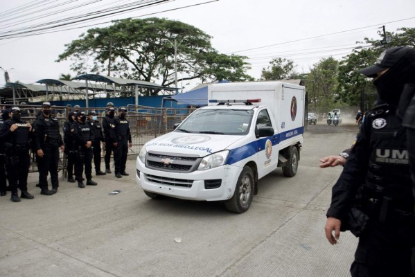 'Son seres humanos': primeras imágenes de masacre en cárcel de Guayaquil que dejó más de 68 presos muertos