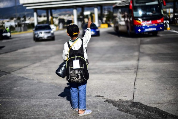 Exhaustos y con la esperanza de llegar a EEUU, niños piden jalón en Ciudad de México