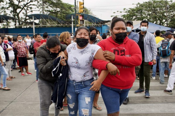 'Son seres humanos': primeras imágenes de masacre en cárcel de Guayaquil que dejó más de 68 presos muertos