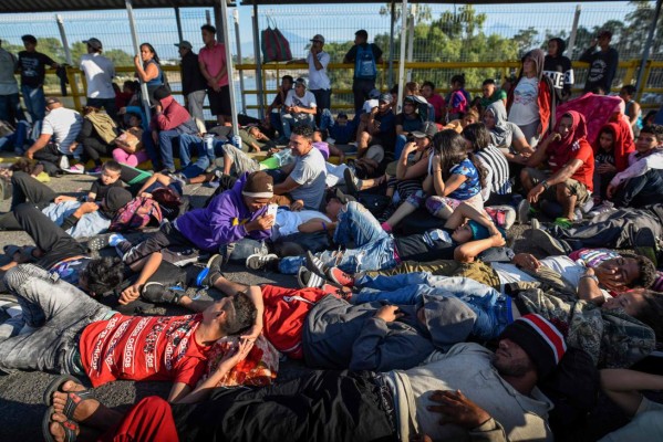 'Le pedimos a AMLO que nos abra las puertas', migrantes en puente fronterizo