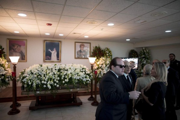 FOTOS: Las primeras imágenes del funeral de Walter Mercado