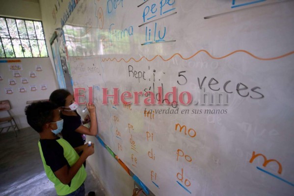 Con un balde con agua limpia y jabón como únicos insumos, escuelas del interior no han frenado clases