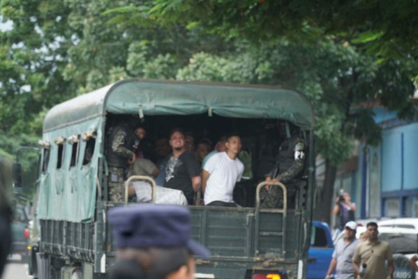 Así fue el traslado de reos de cárcel de San Pedro Sula