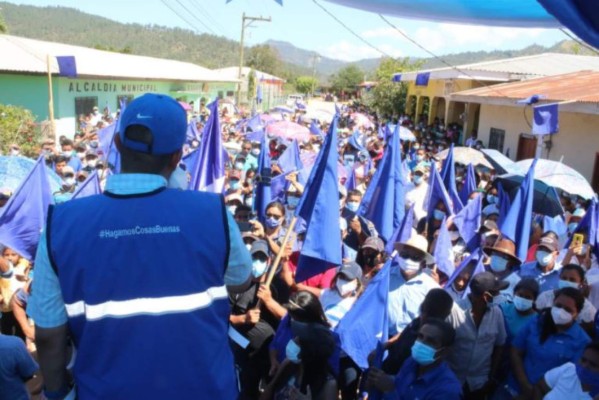 Sin distanciamiento, con caravanas y aglomeraciones, políticos se concentran sin temor al covid  