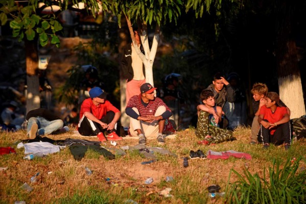 Hondureños en caravana sufren la fría y tenebrosa ruta migratoria, sin comida y sin techo