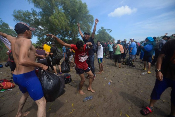 FOTOS: Con cadena humana migrantes intentan cruzar el río Suchiate que divide Guatemala y México