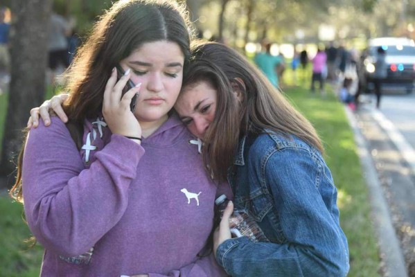 FOTOS: Drama y dolor deja tiroteo en una escuela de Florida