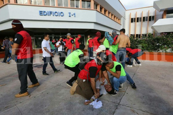 En Fotos: Así se vivió el zafarrancho entre universitarios y miembros de seguridad al interior de la UNAH