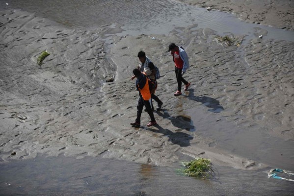 FOTOS: Caravana migrante espera; México refuerza vigilancia en la frontera sur