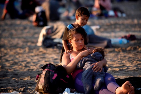 Hondureños en caravana sufren la fría y tenebrosa ruta migratoria, sin comida y sin techo