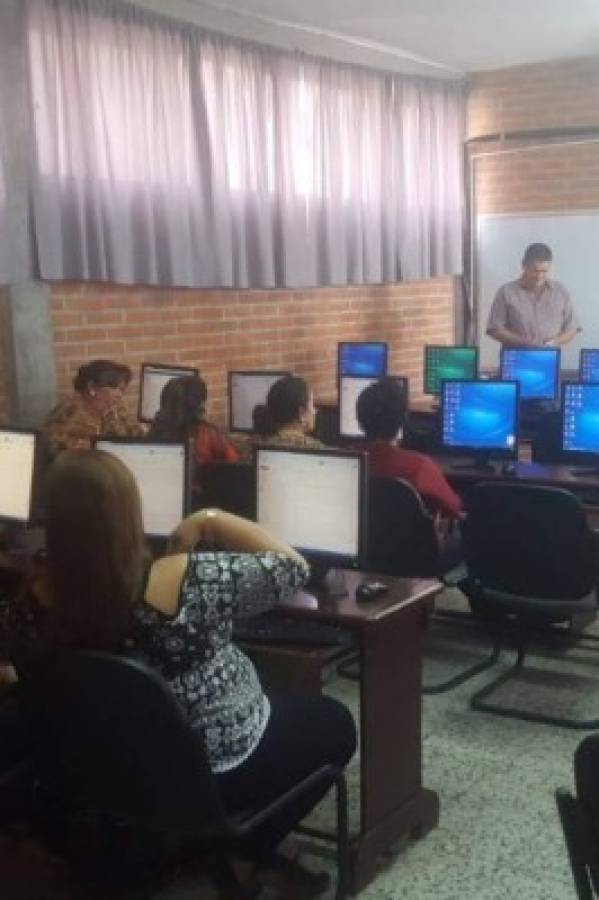 965 docentes exonerados recibirán plaza en 2018