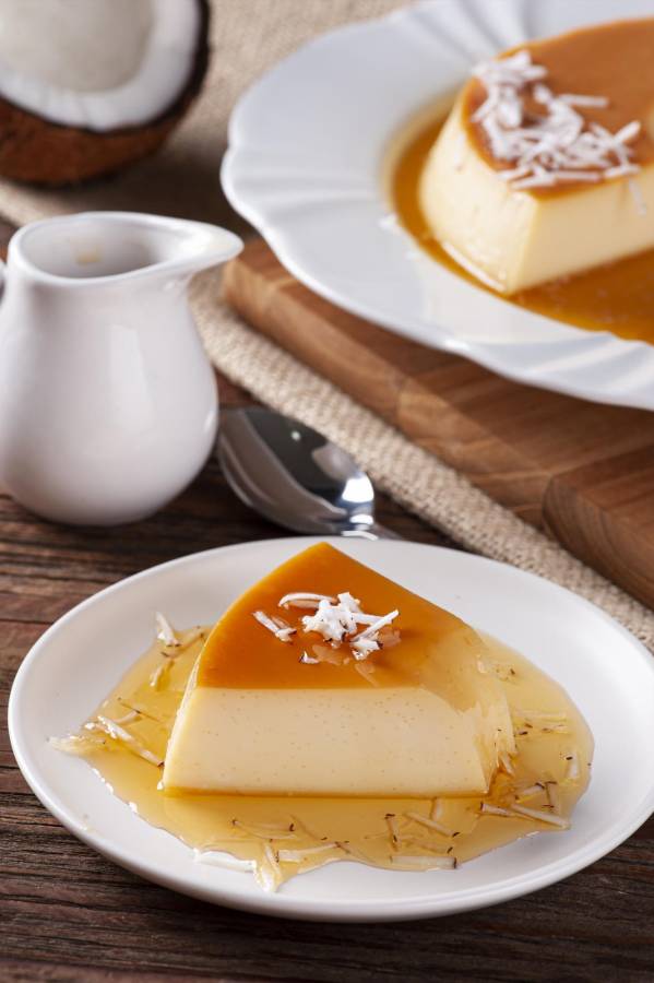 El flan de coco es un postre de suave textura, liviano y delicioso.