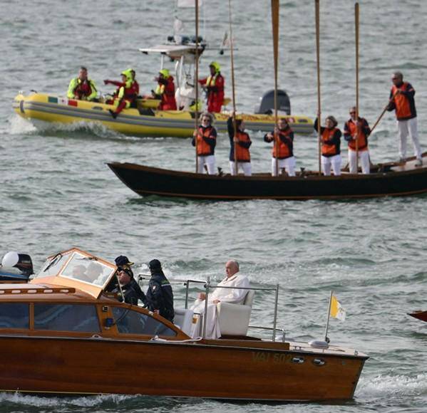 Así fue la multitudinaria misa del papa Francisco en Venecia