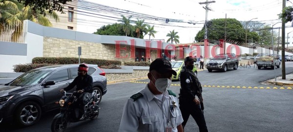 Calles cerradas y tensión dejó falsa alarma de bomba en la Embajada de EEUU