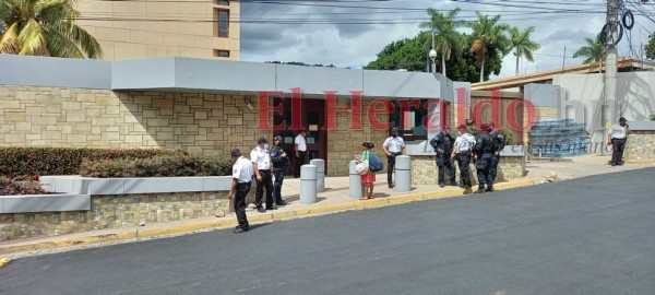 Calles cerradas y tensión dejó falsa alarma de bomba en la Embajada de EEUU