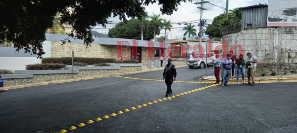 Calles cerradas y tensión dejó falsa alarma de bomba en la Embajada de EEUU