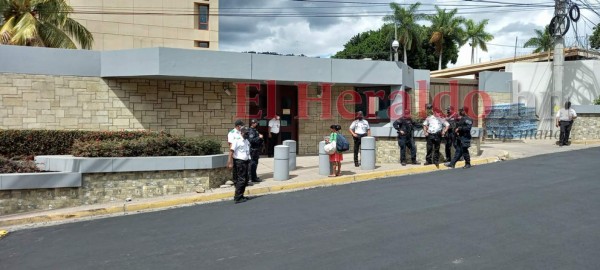 Calles cerradas y tensión dejó falsa alarma de bomba en la Embajada de EEUU