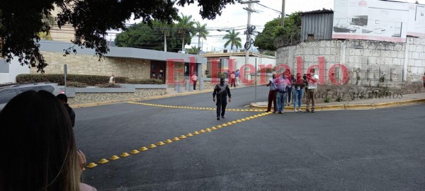 Calles cerradas y tensión dejó falsa alarma de bomba en la Embajada de EEUU