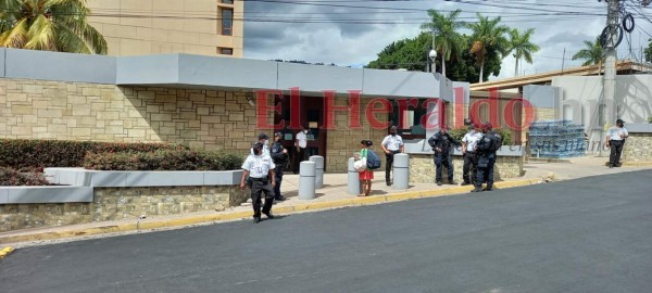 Calles cerradas y tensión dejó falsa alarma de bomba en la Embajada de EEUU