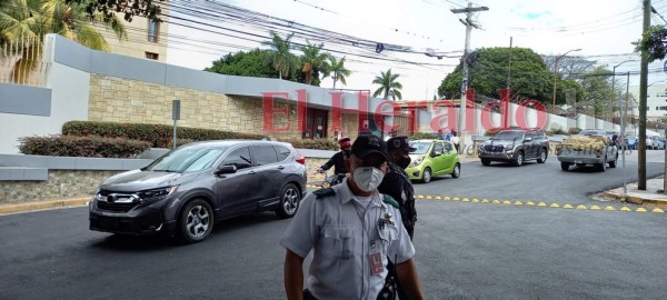 Calles cerradas y tensión dejó falsa alarma de bomba en la Embajada de EEUU