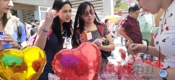 Peluches y besos: así se celebra San Valentín en Tegucigalpa (FOTOS)